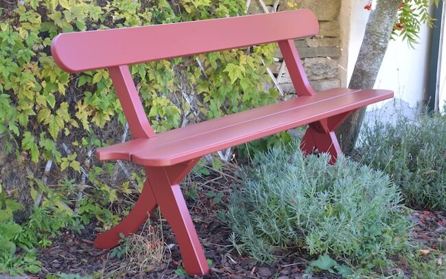 Bölske, en röd bänk som passar utmärkt i utomhus.
