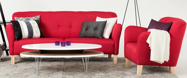 Carlos, en modern röd soffa.