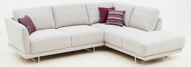 Jenny, en benvit och stilfull soffa från Ermatiko.