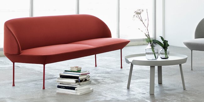 Oslo, en minimalistisk röd soffa.