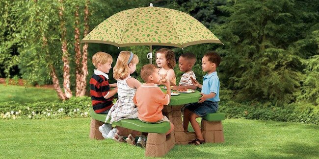Sött picknickbord med parasoll.